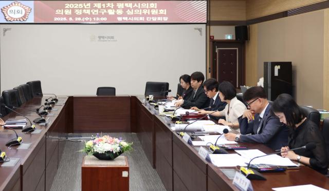 NSP통신-의원 정책연구 활동 심의하는 심의위원들 모습. (사진 = 평택시의회)