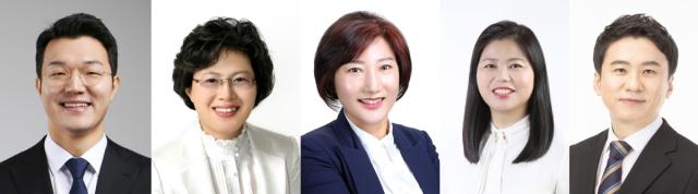 NSP통신-안산시의회가 내달 2일 개회하는 제297회 제1차 정례회에서 의원 발의 조례안 6건을 심의한다. 사진은 조례안 발의에 나선 최진호(왼쪽부터), 박은경, 현옥순, 박은정, 송바우나 의원 모습. (사진 = 안산시의회)