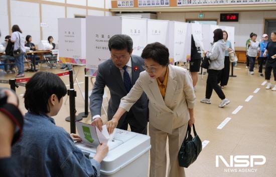NSP통신-정인화 광양시장과 국금옥 여사 사전투표 (사진 = 광양시청)
