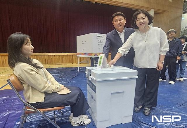 NSP통신-강임준 시장이 사전투표 첫날인 29일 박수자 여사와 함께 군산학생교육문화관에 설치된 조촌동 사전투표소를 찾아 소중한 한 표를 행사하고 있다. (사진 = 김광석 기자)