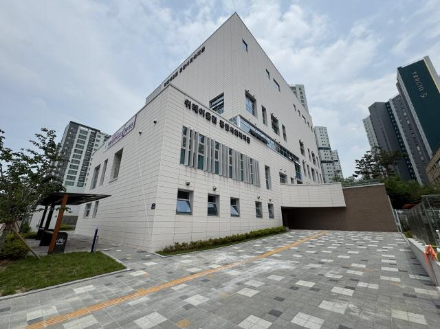 NSP통신-정식 개관을 앞두고 시범 운영(6.23~7.11)하는 성남시 위례어울림종합사회복지관 전경. (사진 = 성남시)