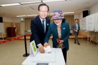 [NSP PHOTO]투표는 민주주의 기본...유희태 완주군수, 사전투표 참여