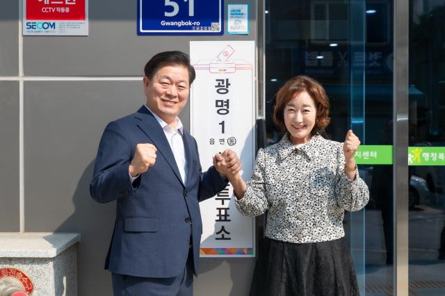 NSP통신-29일 박승원 광명시장(왼쪽)이 사전투표소에서 한 표를 행사한 후 기념촬영을 하고 있다. (사진 = 광명시)