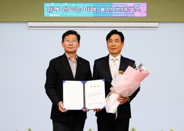 NSP통신-이상일 용인특례시장이 김진형 시민프로축구단 초대 단장에게 임명장 수여 후 함께 기념촬영을 하고 있다. (사진 = 용인특례시)