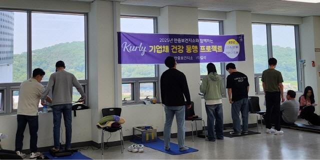 NSP통신-평택시 안중보건지소와 함께하는 기업체 건강 동행 프로젝트 모습. (사진 = 평택시)