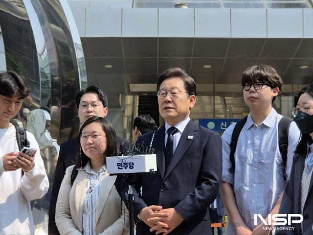 NSP통신-이재명 더불어민주당 대선 후보가 29일 전 서울 신촌역 광장 취재진과 인터뷰 하고 있다. (사진 = 김승철 기자)