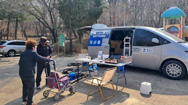 NSP통신-시민들이 평택시의 생활밀착형 교통복지 사업 찾아가는 자전거 무상수리 서비스를 이용하고 있다. (사진 = 평택시)