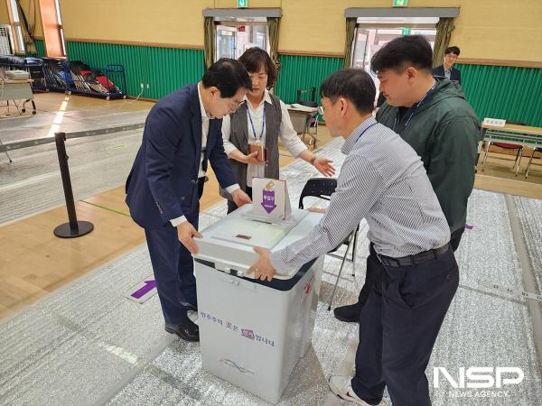 NSP통신-최정기 부시장이 사전투표를 하루 앞둔 28일 관내 주요 사전투표소를 방문해 투표소 설치 상태와 인력 배치, 장비 운용 등을 점검했다. (사진 = 여수시)