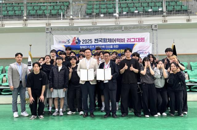 NSP통신-임효성 안양대 교수, 서상옥 대한장애인럭비협회 회장이 2025 전국휠체어럭비리그대회에 운영요원과 자원봉사자로 참여한 안양대 학생들과 함께 기념촬영을 하고 있다. (사진 = 안양대학교)