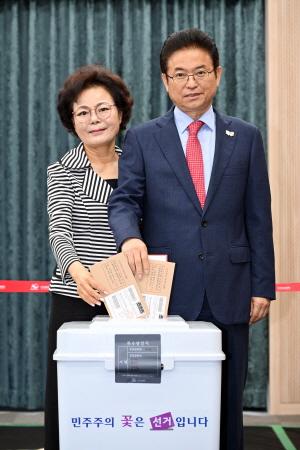 NSP통신-이철우 경상북도지사가 부인 김재덕 여사와 함께 제21대 대통령 선거 사전투표 첫날인 29일 예천군 호명읍 사전투표소를 찾아 주민들과 함께 제21대 대통령을 뽑는 소중한 한 표를 행사했다. (사진 = 경상북도)
