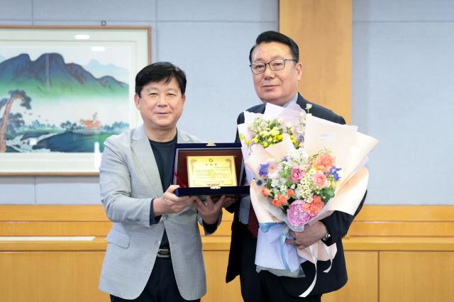 NSP통신-이봉관 시흥시의회 자치행정위원장이 경기과학기술대학교로부터 감사패를 수여받았다. 사진은 수여식 기념촬영 모습. (사진 = 시흥시의회)