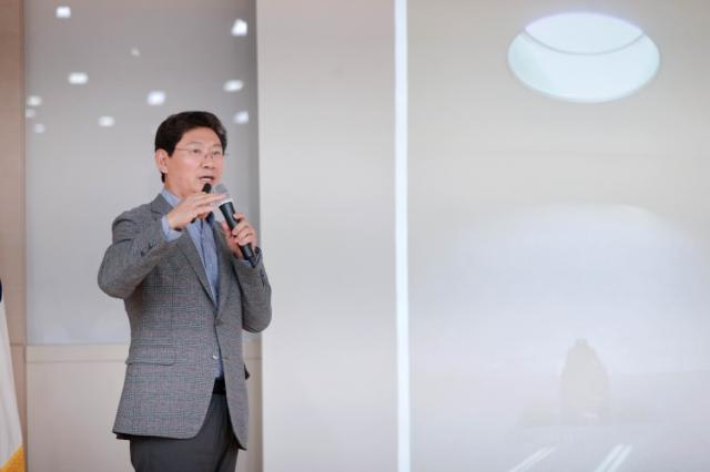 NSP통신-이상일 용인특례시장이 28일 용인시산림교육센터에서 생활개선용인시연합회의 능력개발 및 문화체험교육 현장에서 대의원 50명을 대상을 특별 강연을 하고 있다. (사진 = 용인특례시)
