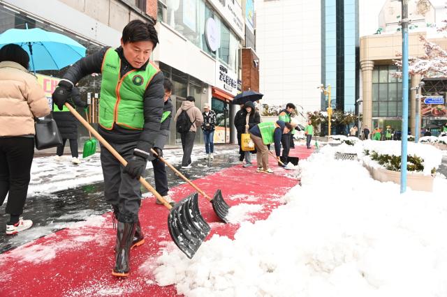 NSP통신-조용익 시장과 시 관계자들이 지난해 제설작업을 하고 있는 모습. (사진 = 부천시)