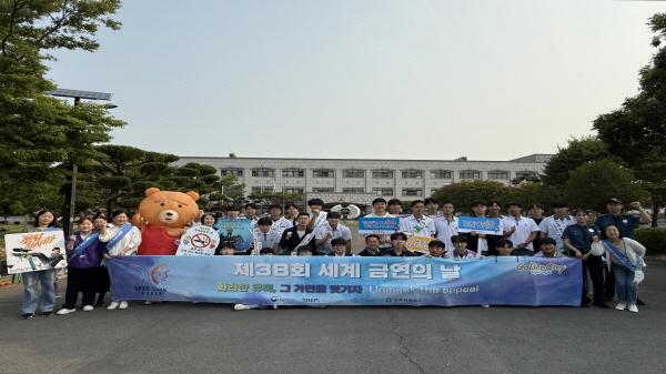 NSP통신-경주시보건소는 제38회 세계 금연의 날(5월 31일)을 맞아 지난 28일 경주 중·고등학교에서 청소년 흡연 예방을 위한 등굣길 금연 캠페인을 실시했다. (사진 = 경주시)