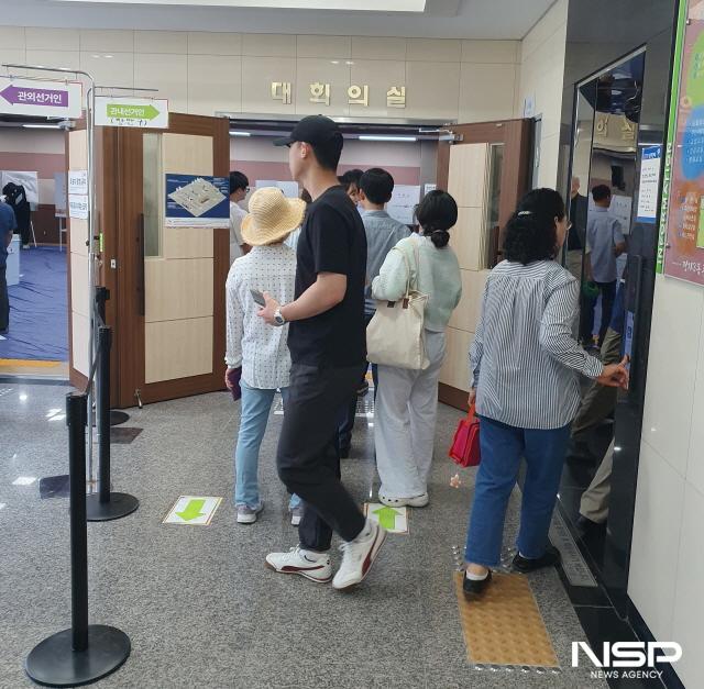 NSP통신-29일 수원시 장안구 21대 대통령 선거 사전 투표소에 시민들이 투표에 참여하는 모습. (사진 = 김종식 기자)