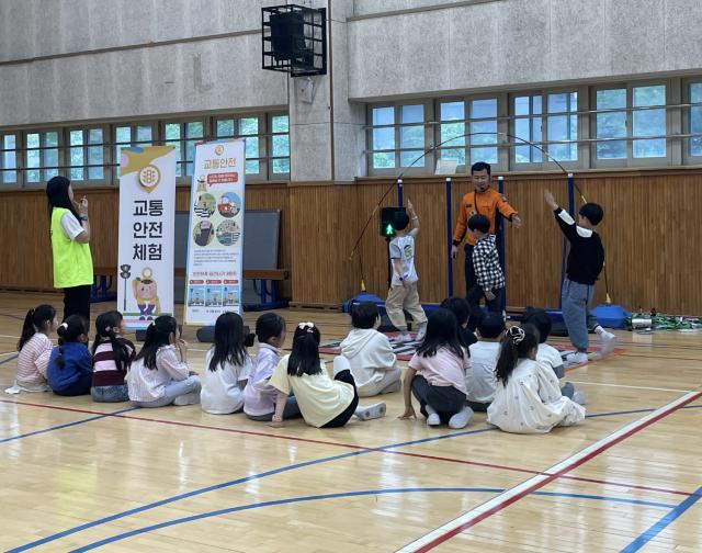 NSP통신-성남시 어린이 안전캠프에서 학생들이 교통안전을 배우고 있다. (사진 = 성남시)