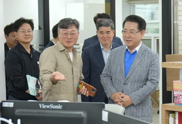 NSP통신-김영록 전라남도지사가 29일 순천 글로벌웹툰센터를 방문 시설 내부를 둘러보고 있다. (사진 = 전남도)