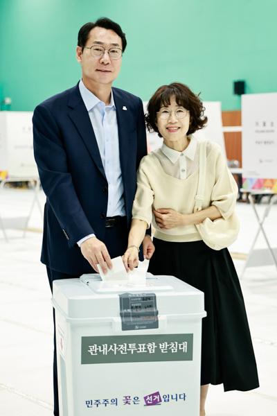 NSP통신-29일 정명근 화성시장(왼쪽)이 부인 이선희 여사와 사전투표를 하는 모습. (사진 = 화성시)