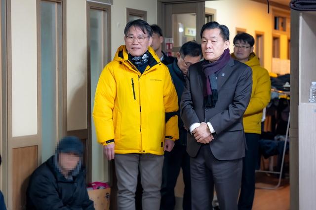 NSP통신-이재준 수원시장(오른쪽)이 한파주의보가 발령된 올해 1월 9일 노숙인 일시보호소 꿈터를 점검하고 있는 모습. (사진 = 수원시)