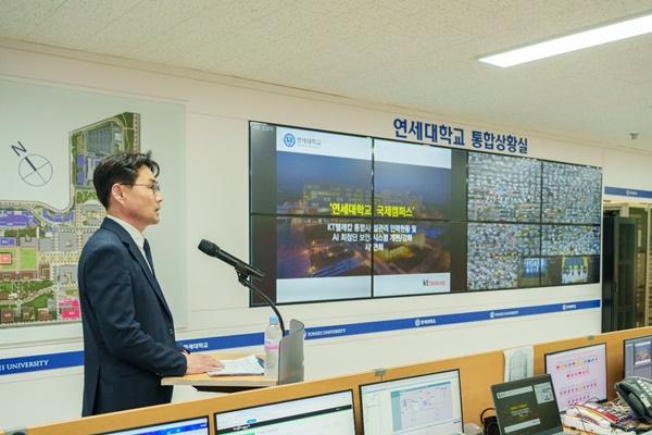 NSP통신-KT텔레캅 관계자가 통합상황실에서 시연행사를 설명하는 모습 (사진 = KT텔레캅)