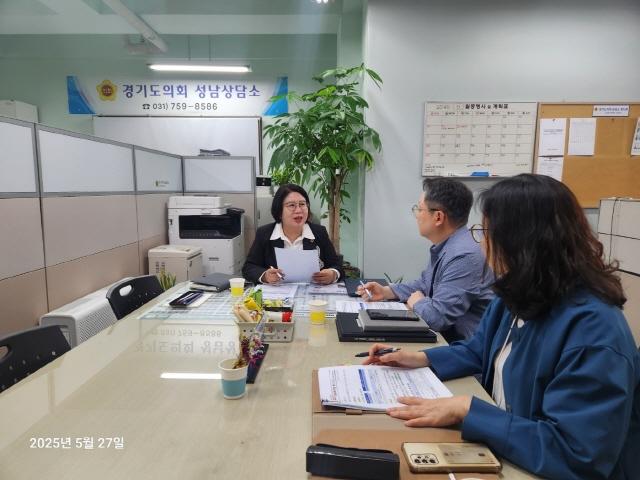 NSP통신-이서영 경기도의원이 성남상담소에서 상담하는 모습. (사진 = 경기도의회)