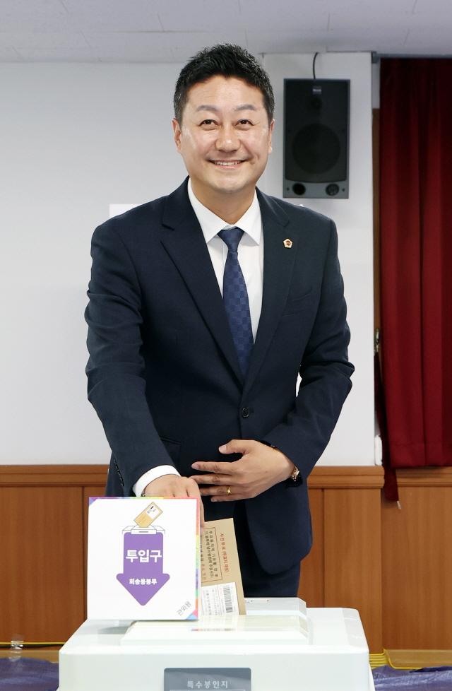 NSP통신-김진경 경기도의회 의장이 29일 제21대 대통령 선거 사전투표를 하고 기념촬영 하는 모습. (사진 = 경기도의회)
