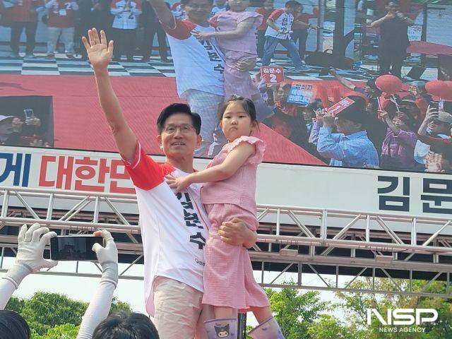 NSP통신-30일 김문수 국민의힘 대선후보가 가평군 유세에서 어린이을 안고 있다. (사진 = 강수인 기자)