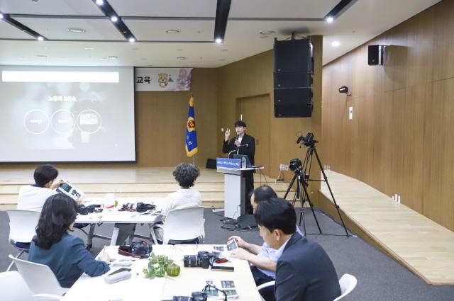 NSP통신-29일 경기도의회 대회의실에서 DSLR 카메라를 활용한 사진촬영 교육을 실시했다. (사진 = 경기도의회)