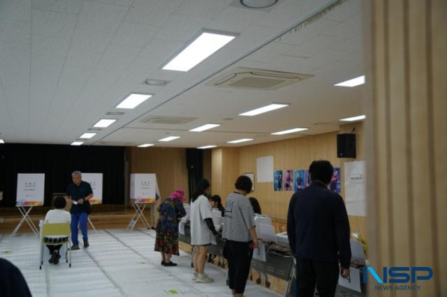 NSP통신-용인특례시 처인구 이동읍 사전투표장에서 유권자들이 투표하고 있다. (사진 = 김병관 기자)