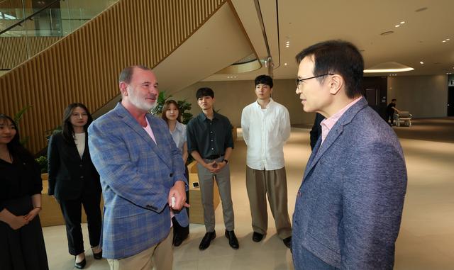 NSP통신-29일 임태희 경기도교육감(오른쪽)이 롤렌드 윌슨 한국조지메이슨대학교 교수와 대화를 하는 모습. (사진 = 경기도교육청)