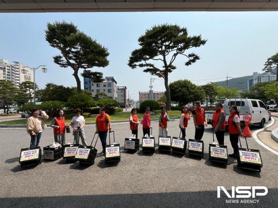 NSP통신-새마음 봉사단 단원들 사랑이 담긴 장바구니 (사진 = 광양시청)