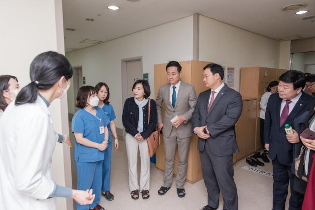 NSP통신-경기도의회 보건복지위원회가 종합병원을 방문한 모습. (사진 = 경기도의회)
