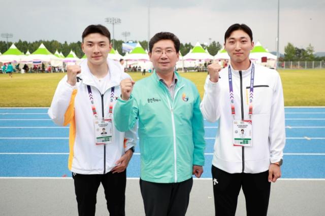 NSP통신-이상일 용인특례시장(가운데)이 29일 경북 구미에서 열린 제26회 구미아시아육상경기선수권대회에서 남자 세단뛰기 동메달을 거머쥔 유규민(오른쪽) 선수와 남자 높이뛰기 최진우 선수를 만나 격려하는 가운데 파이팅을 외치고 있다. (사진 = 용인특례시)