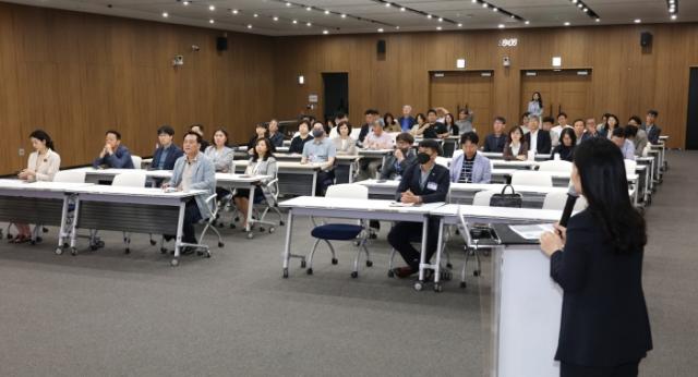 NSP통신-경기도의회가 관리자 대상으로 성희롱 등 예방 및 고충상담 대응 역량 강화 교육을 하고 있다. (사진 = 경기도의회)