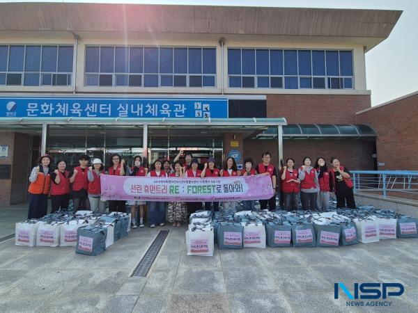 NSP통신-포항 선린대학교는 30일 재학생과 교직원이 함께 영덕군 종합자원봉사센터를 찾아 산불피해 복구를 위한 봉사활동을 실시했다. (사진 = 포항 선린대학교)