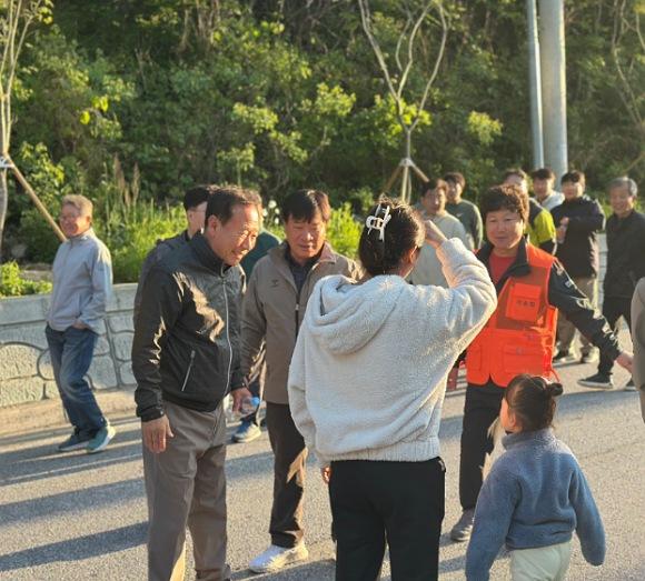 NSP통신-봉화군 제25회 석포면민건강걷기 대회 성황리 개최, 청렴 플로깅 병행해 청렴문화 확산에 큰 호응 (사진 = 봉화군)
