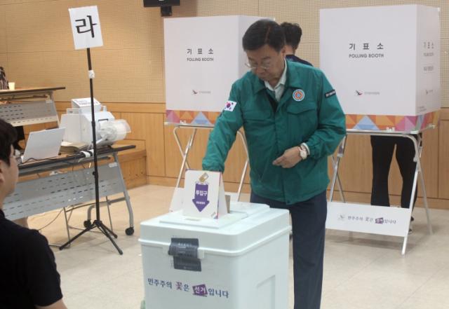 NSP통신-신상진 성남시장이 상대원1동 행정복지센터 사전투표소에서 사전투표를 하고 있다. (사진 = 성남시)