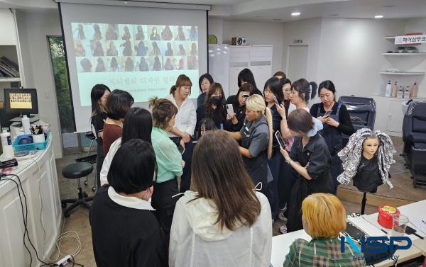 NSP통신-대구공업대학교 헤어디자인과 학생들이 지난 27일 오후 6시부터 8시 30분까지 본교 3호관 103호 헤어실습실에서 끌로에 미용실 박혜진 원장을 초청해 실무 중심의 헤어컬러링 특강을 진행했다. (사진 = 대구공업대학교)