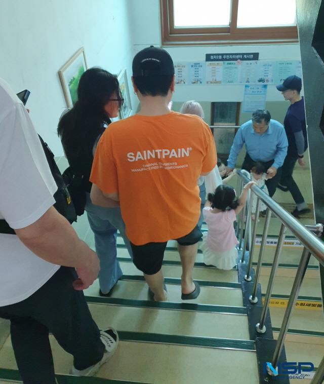 NSP통신-30일 수원시 장안구 사전투표 장소에 어린이를 대동한 가족이 소중한 한표 행사를 마치고 계단을 내려가는 모습. (사진 = 김종식 기자)