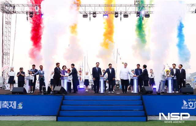 NSP통신-제15회 화성시 뱃놀이 축제 개막식에서 내빈들이 개막 퍼포먼스를 하고 있다. (사진 = 조현철 기자)