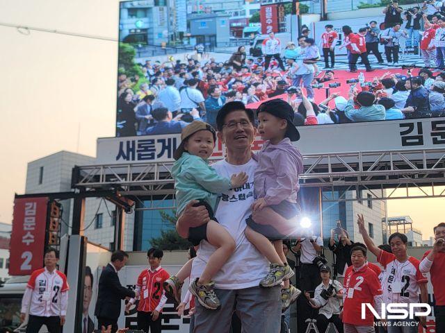NSP통신-30일 김문수 국민의힘 대선후보가 춘천시 유세에서 제 아내가 사랑스럽습니다라는 문구가 적힌 티셔츠 입은 채 쌍둥이를 안고 걸어오고 있다. (사진 = 강수인 기자)