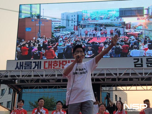 NSP통신-30일 김문수 국민의힘 대선후보가 춘천시 유세에서 제 아내가 사랑스럽습니다라는 문구가 적힌 티셔츠 입은 채 발언하고 있다. (사진 = 강수인 기자)