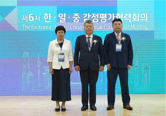 NSP통신-제6차 한·일·중 감정평가협력회의에 참석한 3국 대표가 기념촬영을 하고 있다. (사진 왼쪽부터) 중국부동산감정사 및 중개사협회 왕샤 부비서장, 한국감정평가사협회 양길수 회장, 일본부동산감정사협회 마사유키 요시무라 회장.