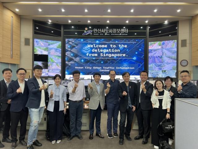 NSP통신-30일 싱가포르 육상교통청 대표단이 안산시 도시정보센터를 방문해 실시간 교통정보 수집·제공 시스템을 둘러보고 관계자들과 함께 기념촬영을 하고 있다. (사진 = 안산시)