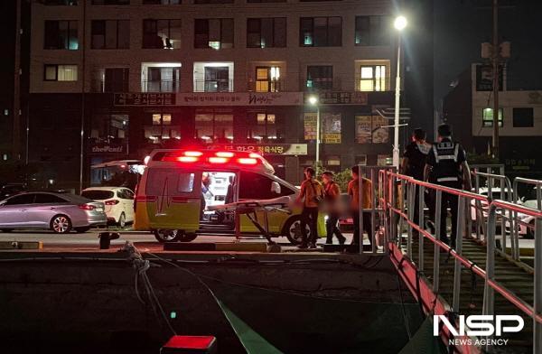 NSP통신-여수해경이 여수 대경도선착장 앞 바다로 추락한 차량의 운전자를 병원으로 이송하고 있다. (사진 = 여수해경)