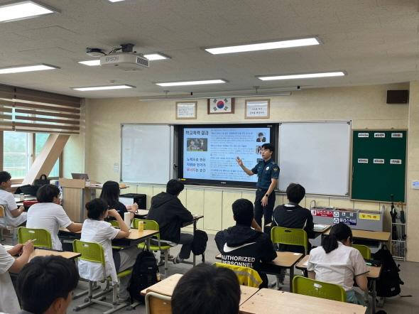 NSP통신-안동경찰서는 지난 29일 한국생명과학고등학교 전교생 392명을 대상으로 학교폭력 예방 및 근절을 위한 두드림팀을 구성해 특별예방교육을 실시했다. (사진 = 안동경찰서)