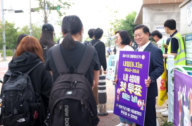 NSP통신-박승원 광명시장이 운산고등학교 앞에서 김정자 운산고등학교장과 함께 등교하는 학생들을 대상으로 투표 독려 캠페인을 진행하고 있다. (사진 = 광명시)