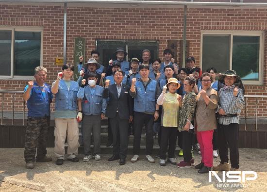 NSP통신-포스코 광양제철소 에너지부와 골약동 용장마을 주민들 기념 찰영 (사진 = 광양시청)