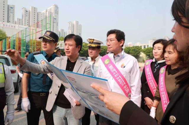 NSP통신-이상일 용인특례시장은 30일 서룡초를 찾아 학교 주변 통학로를 점검하고 교통안전 캠페인에 동참했다. (사진 = 용인특례시)