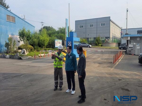 NSP통신-최기문 영천시장은 지난 5월 31일 화재가 발생한 영천시 도남동의 한 폐기물처리업체를 2일 방문해 화재 현장을 둘러보고 생활폐기물 처리실태를 점검했다. (사진 = 영천시)